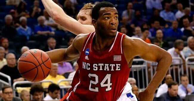 时隔六年！球迷晒在上海虹桥机场拍到詹姆斯今日凌晨走下飞机画面